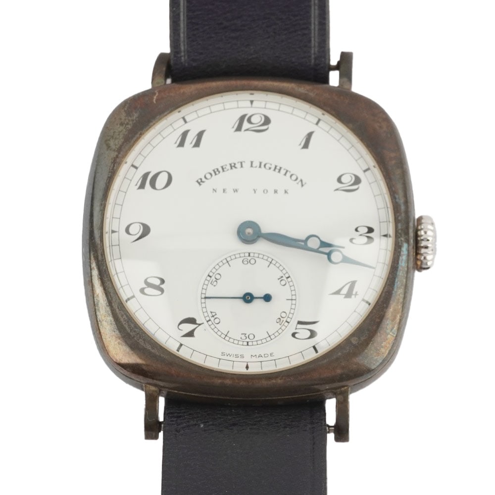 ROBERT LIGHTON: Description française: ROBERT LIGHTON Montre Robert Lighton New York, boîtier en argent de 39 x 39 mm, cadran blanc, chiffres arabes appliqués pour les heures, seconde à 6 h,