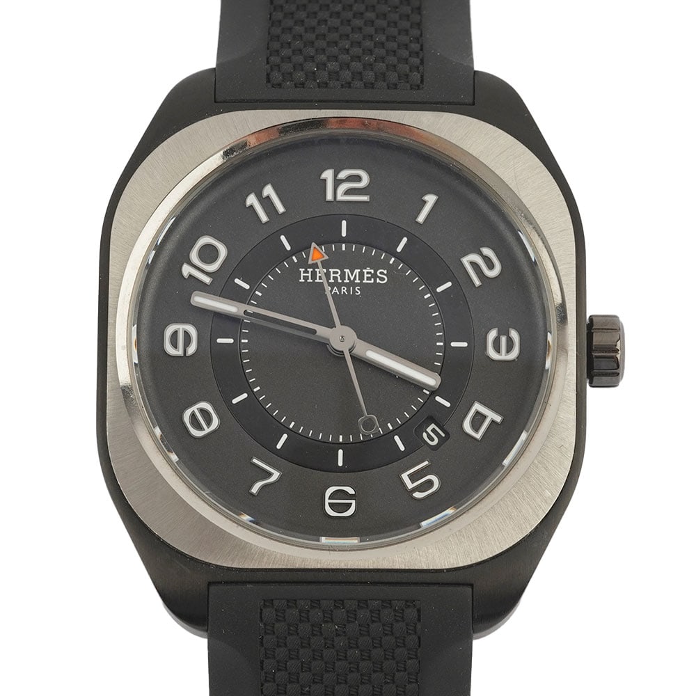 HERMÈS H08: Description française: HERMÈS H08 Montre Hermès Paris H08, boîtier en titanium de 39 x 39 mm , cadran gris avec un cercle noir,chiffres arabes appliqués pour les heures,date