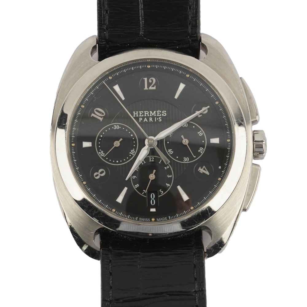 HERMÈS: Description française: HERMÈS Montre Hermès Dressage Automatic Chronograph GM, boîtier en acier, cadran noir, chiffres arabes et index bâtons appliqués pour les heures,