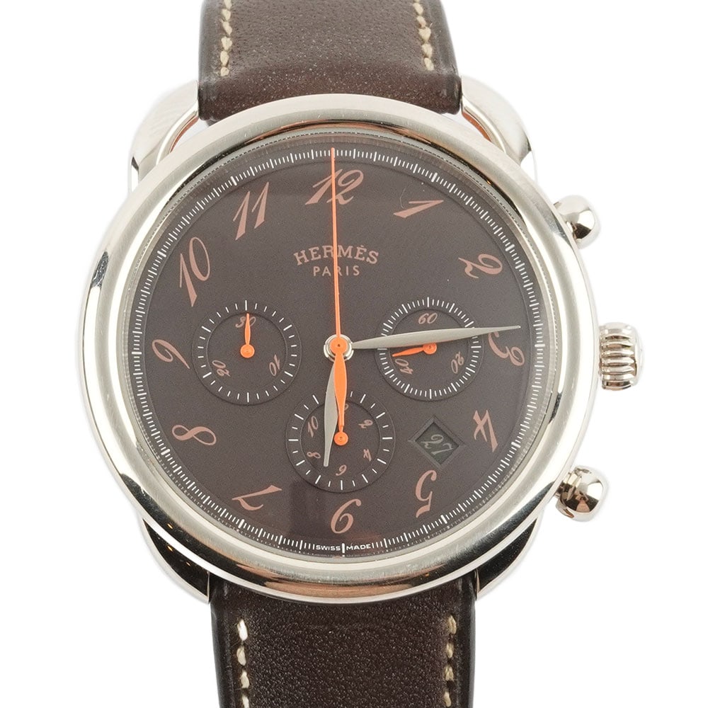 HERMÈS: Description française: HERMÈS Montre Hermès Arceau Chronographe , boîtier en acier de 43 mm, cadran chocolat, chiffres arabes appliqués pour les heures, date à 4h,
