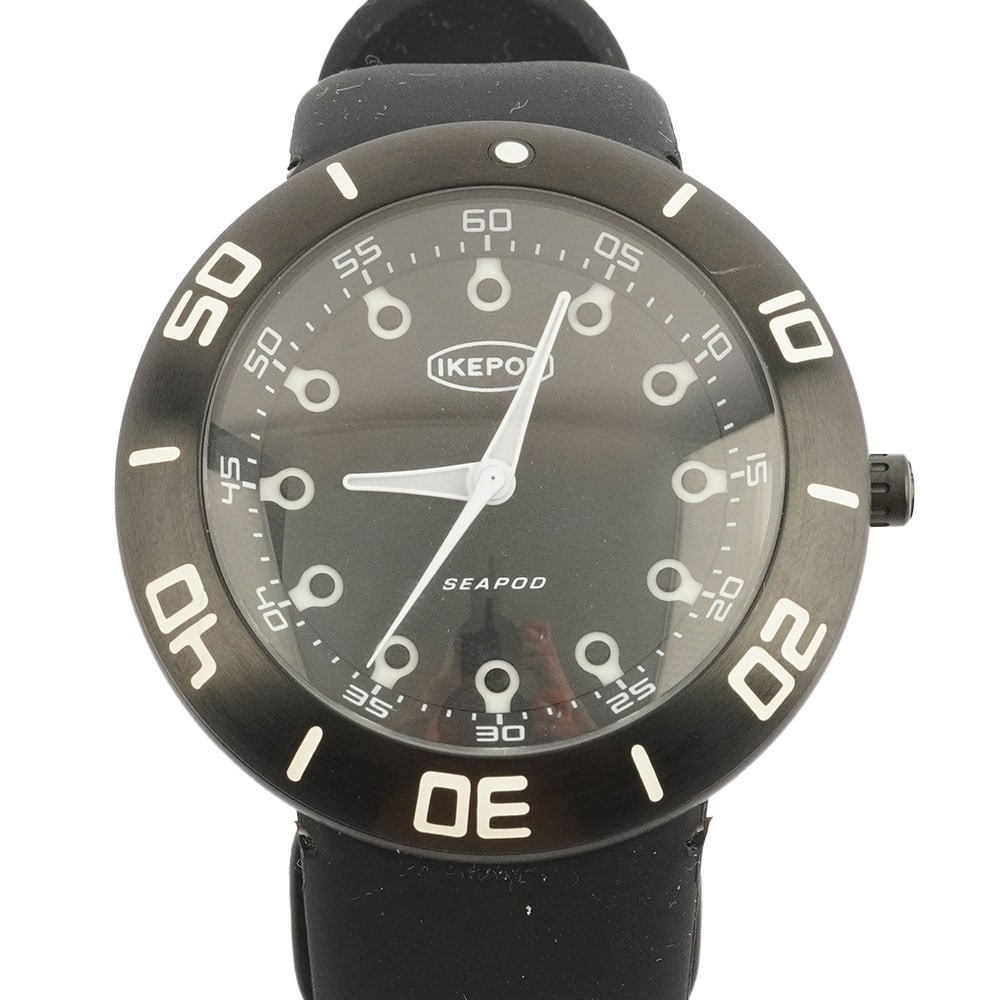 IKEPOD Seapod: Description française: IKEPOD Seapod Montre de plongée Ikepod Seapod Automatique, modèle S003 François, boîtier noir de 46 mm, cadran et lunette noiravec les chiffres arabes,
