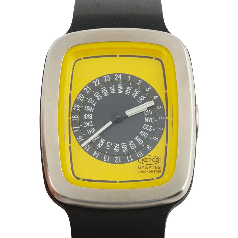 IKEPOD Manatee: Description française: IKEPOD Manatee Montre Ikepod Hemipode Manatee GMT, modèle Marc Newson design, boîtier rectangulaire en acier de 40 x 32 mm, cadran jaune et noir, bracelet en