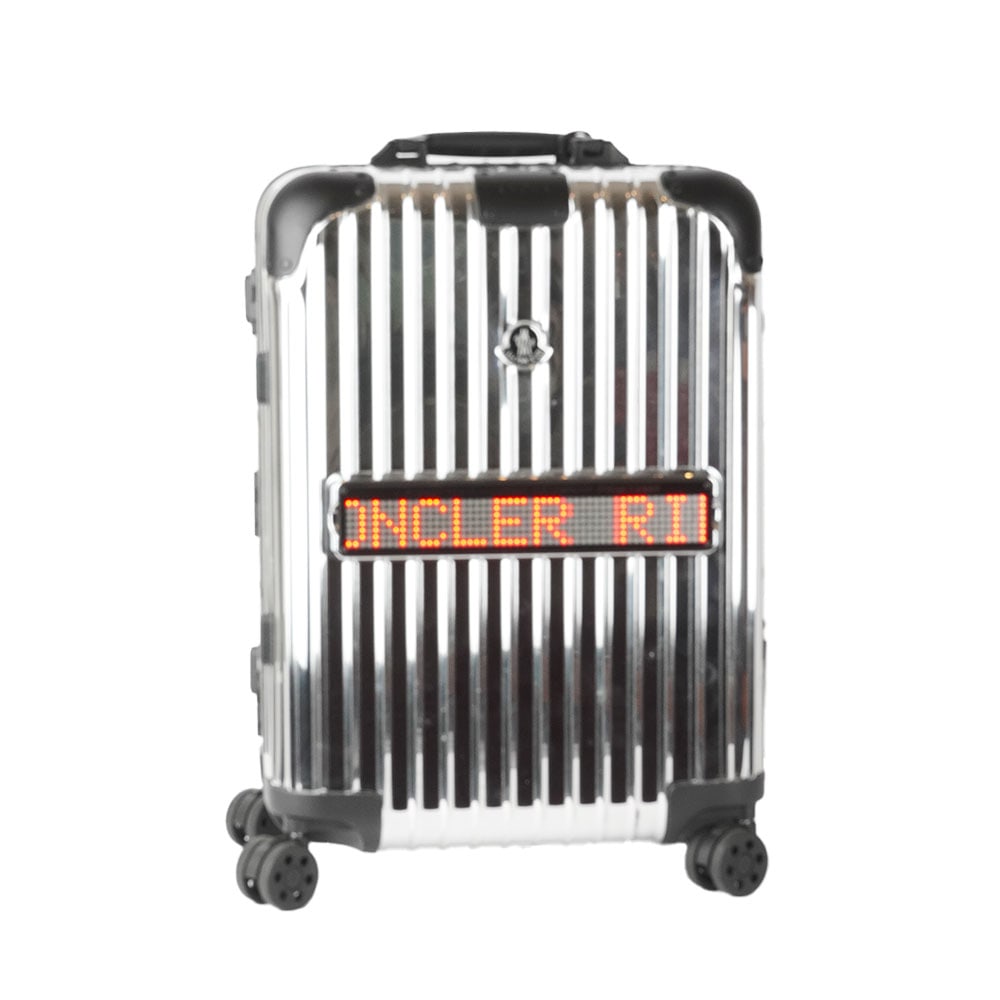RIMOWA x MONCLER GENIUS « Reflection »: Description française: RIMOWA x MONCLER GENIUS « Reflection » Valise de cabine Rimowa x Moncler Genius en en aluminium ultra-brillante effet miroir d'édition limitée 145/267,