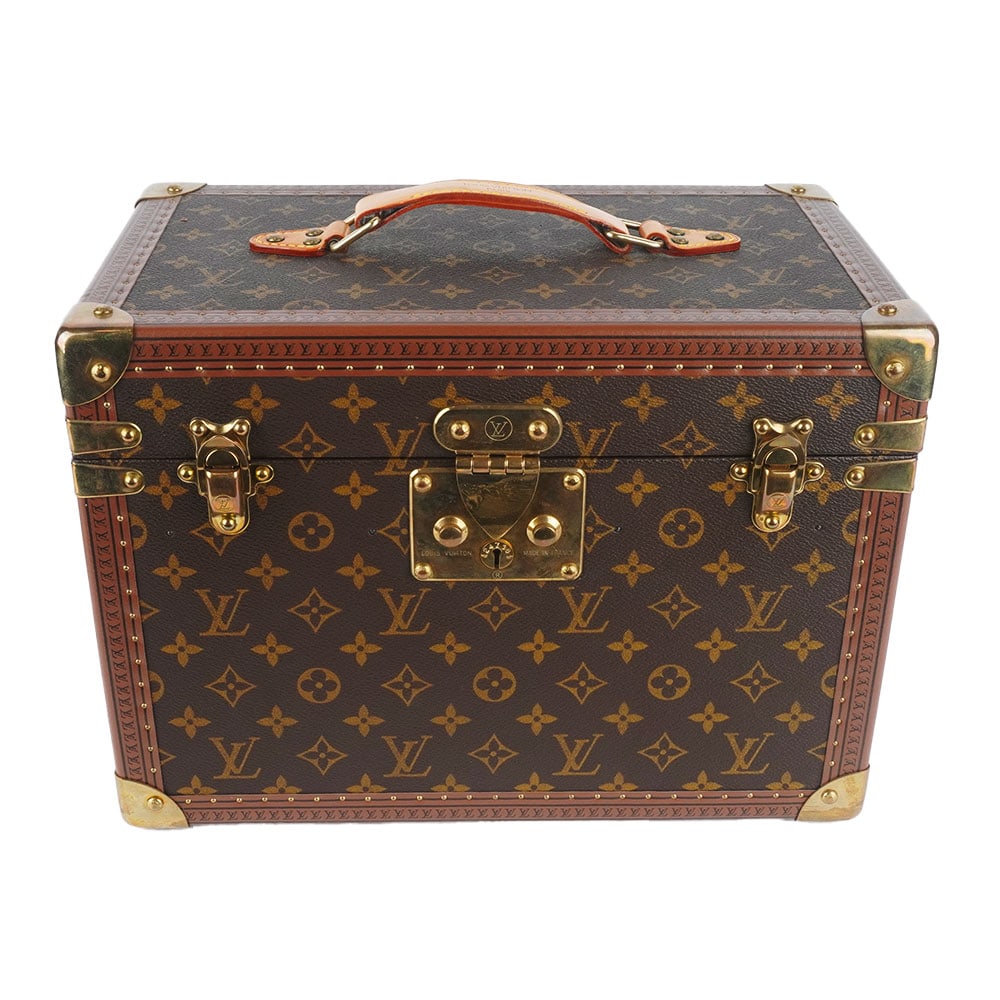 LOUIS VUITTON: Description française: LOUIS VUITTON Boîte à trésor Louis Vuitton en toile Monogram et cuir naturel, garniture en laiton, doublure lavable, numéroté:1045625 H: 25 cm -
