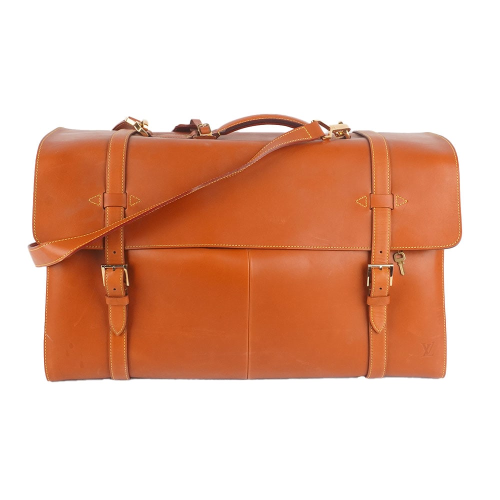 LOUIS VUITTON NUBIE: Description française: LOUIS VUITTON NUBIE Sac Louis Vuitton Nubie Weekender cuir orange, fermeture par rabat supérieur sécurisé par deux boucles, doublure en suede avec des