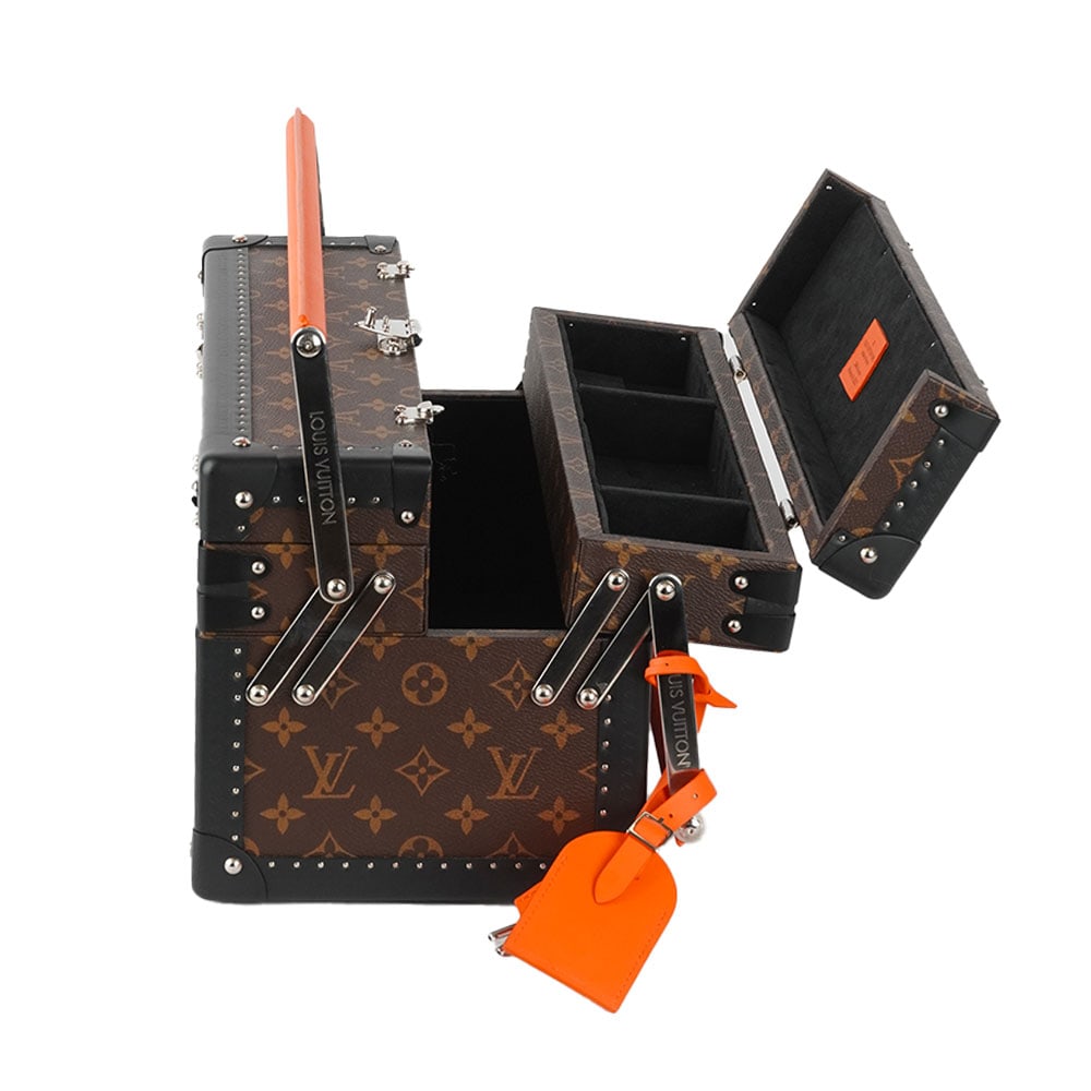 LOUIS VUITTON - BOÎTE À OUTILS / TOOLBOX: Description française: LOUIS VUITTON - BOÎTE À OUTILS Boîte à outils Louis Vuitton, Défilé Homme Printemps - Été 2023, toile Monogram et cuir noir,