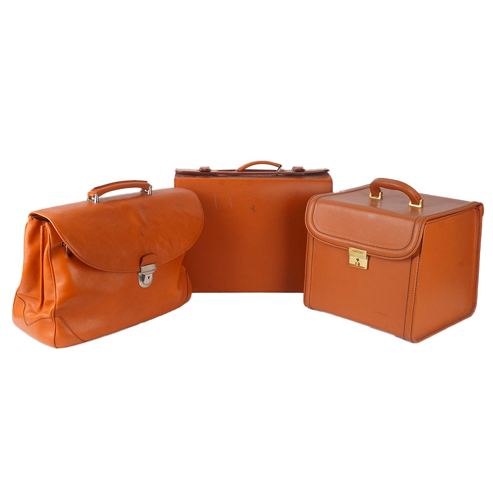 FERRARI TESTAROSSA x SCHEDONI: Description française: FERRARI TESTAROSSA x SCHEDONI Ensemble de strois bagages en cuir havane, par la maison Schedoni, serrures et fermoirs en laiton, frappés à l'avant de