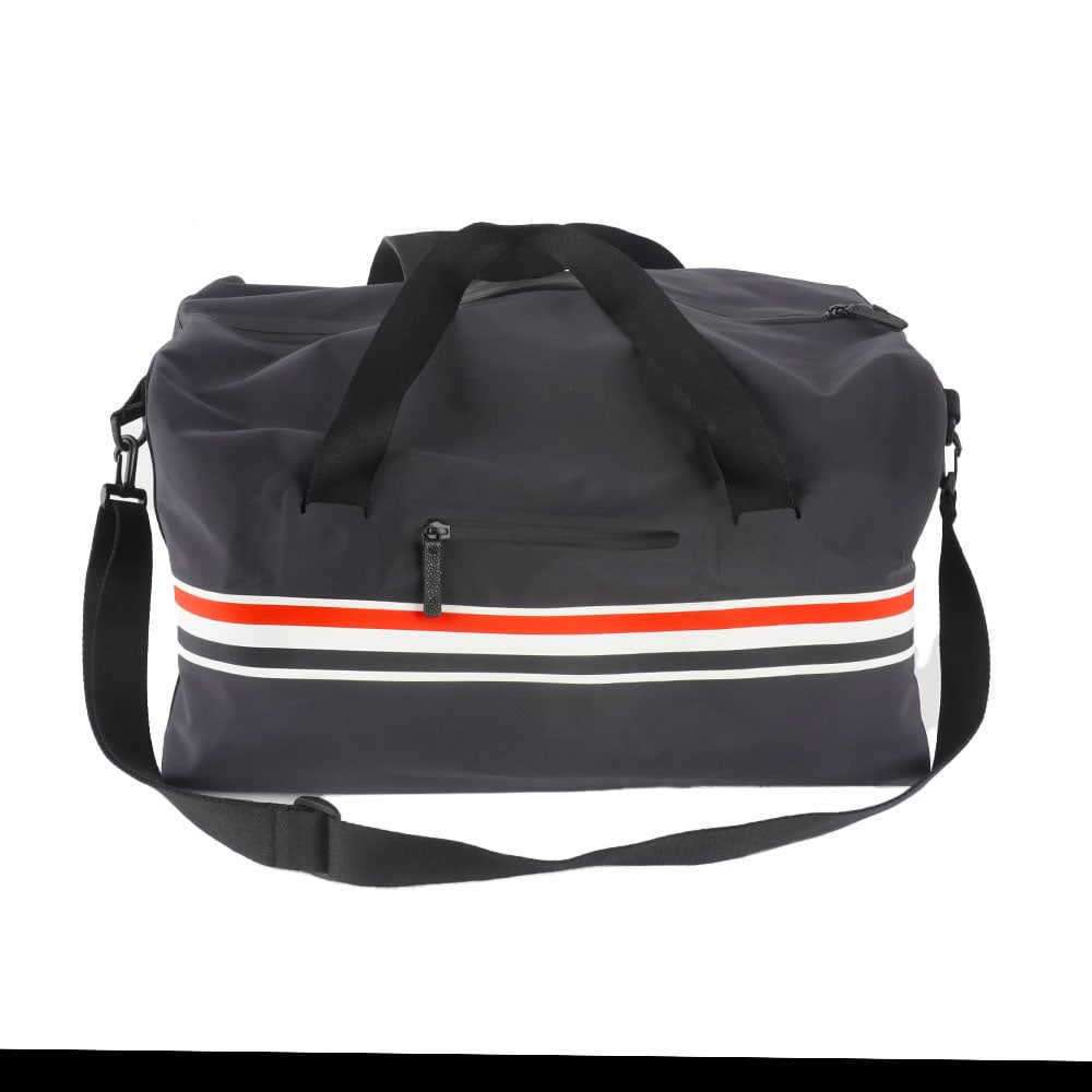 THOM BROWNE: Description française: THOM BROWNE Sac de voyage Thom Browne en toile imperméable, deux anses pour le porter à la main et une bandoulière. H: 29 cm - 11.5", L: 53 cm - 20.75", P: