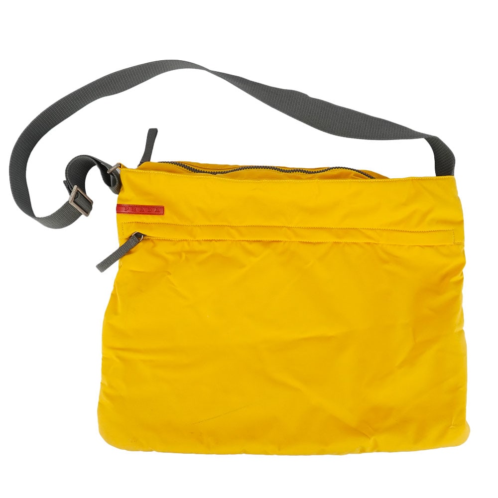 PRADA: Description française: PRADA Sac Prada Messenger en polyester jaune, une poche zippée sur le dévant et une poche zippée intérieure. H: 34 cm - 13.5", L: 43 cm - 17" English
