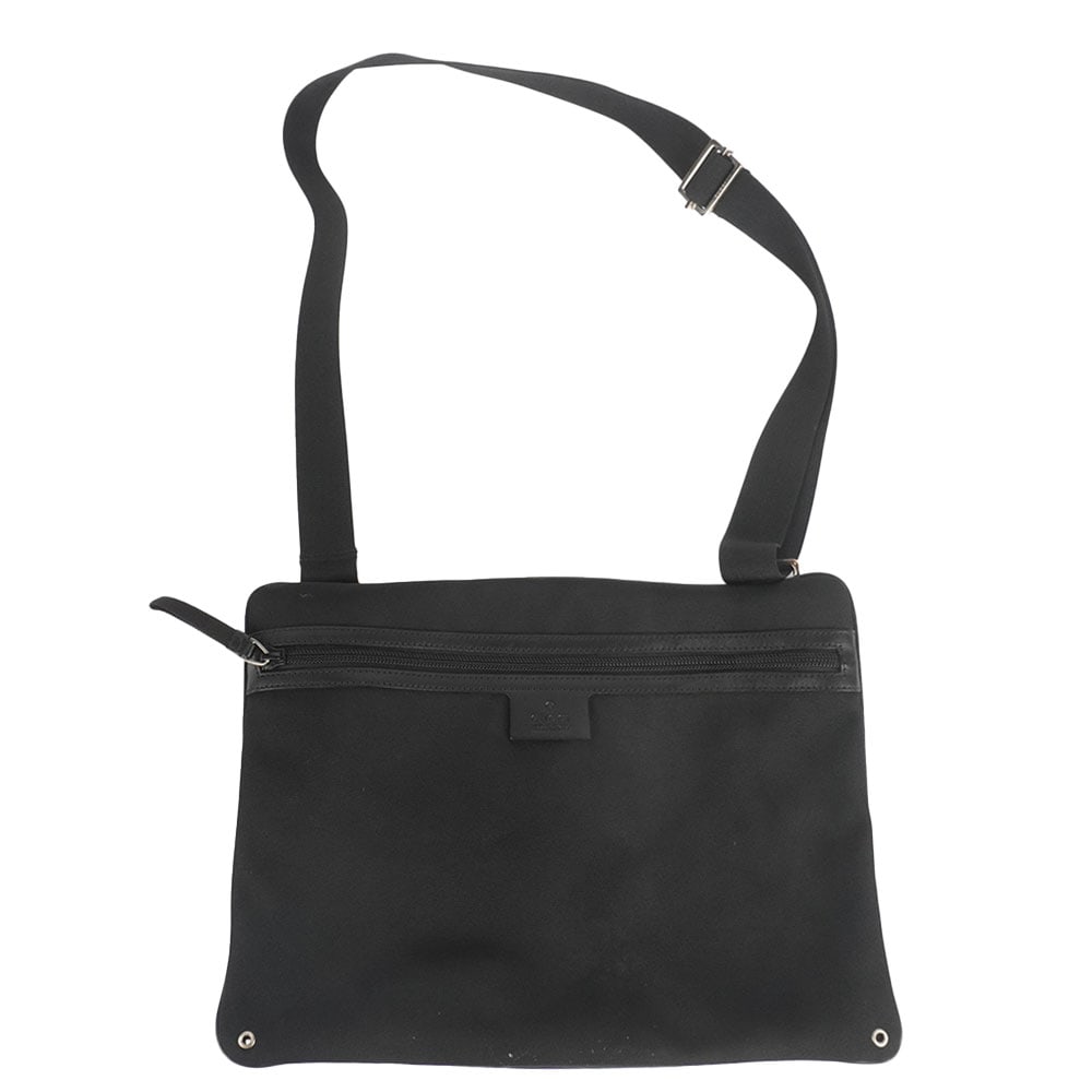 GUCCI: Description française: GUCCI Sac-pochette Messenger Gucci en toile et cuir noir, une poche zippéée intérieure, une bandoulière. H: 23 cm - 9", L: 31 cm - 12.25" English