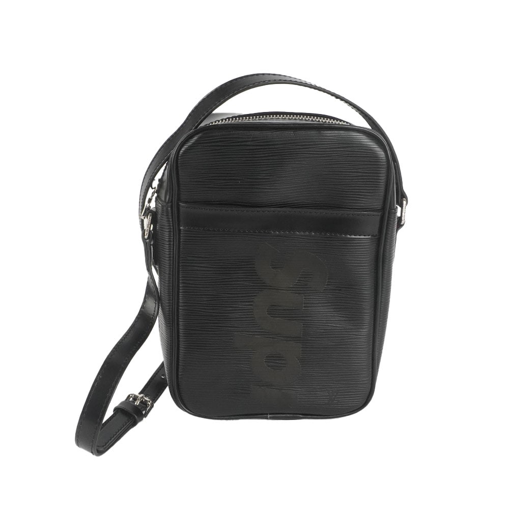 LOUIS VUITTON SUPREME DENUBE: Description française: LOUIS VUITTON SUPREME DENUBE Sac Louis Vuitton Supreme Danube PM en cuir noir Épi. Défilé Homme Automne-Hivert 2017 Logo Supreme sur toute la surface, une