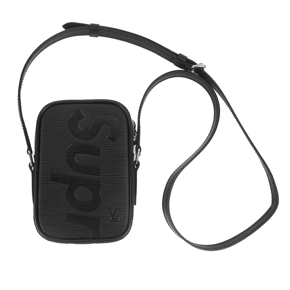 LOUIS VUITTON SUPREME DENUBE: Description française: LOUIS VUITTON SUPREME DENUBE Sac Louis Vuitton Supreme Danube SM en cuir noir Épi. Défilé Homme Automne-Hivert 2017 Logo Supreme sur toute la surface, une