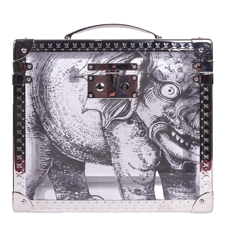 LOUIS VUITTON « SAVANE »: Description française: LOUIS VUITTON « SAVANE » Mallette Louis Vuitton de la collection "Savane" présentée au défilé pour Homme printemps-été 2017.