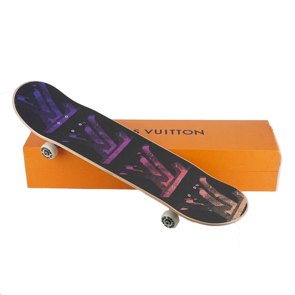 LOUIS VUITTON SKATEBOARD: Description française: LOUIS VUITTON SKATEBOARD Skateboard Louis Vuitton multicolore Illusion de Virgil Abloh, design graphique multicolore monogrammé. L: 80 cm - 31.5",H: 21 cm - 8.3", P: