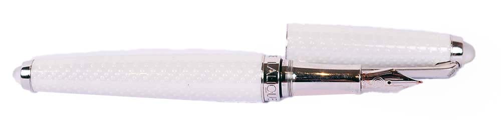 CARAN D'ACHE - LALIQUE "WHITE CRYSTAL" FOUNTAIN PEN: Description française: CARAN D'ACHE - LALIQUE "WHITE CRYSTAL" FOUNTAIN PEN Stylo à plume Caran d'Ache en collaboration avec la maison de cristal Lalique, modèle "White Crystal". Éd