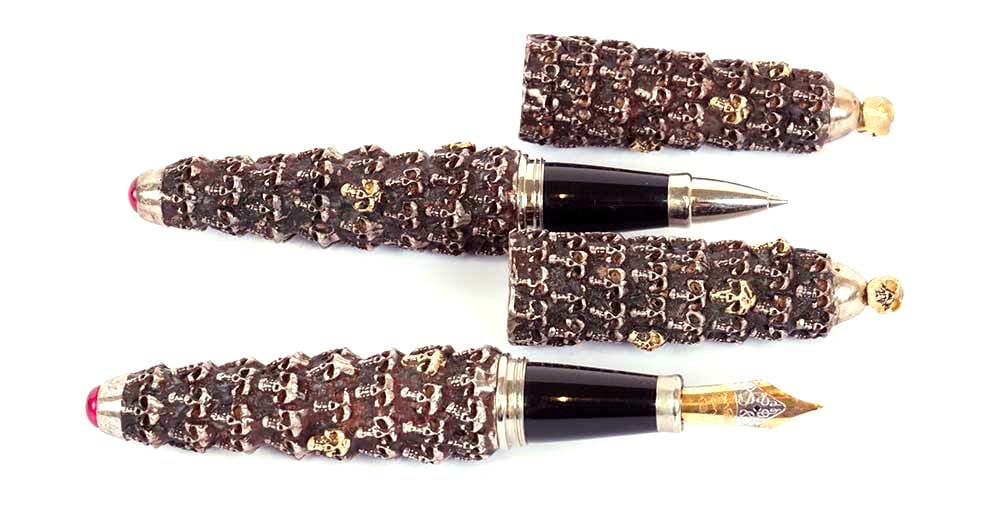 JEAN-PIERRE LÉPINE "SILVER AND GOLD SKULLS" FOUNTAIN AND BALLPOINT PENS: Description française: JEAN-PIERRE LÉPINE "SILVER AND GOLD SKULLS" FOUNTAIN AND BALLPOINT PENS Ensemble d'un stylo à plume et d'un stylo à bille Jean-Pierre Lépine "Silver