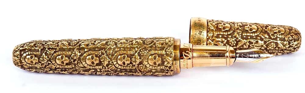 S.T. DUPONT "CATACOMBES" FOUNTAIN PEN: Description française: S.T. DUPONT "CATACOMBES" FOUNTAIN PEN Rare stylo à plume par Philippe TOURNAIRE pour S.T Dupont édition limitée "Catacombes black diamond" à 66