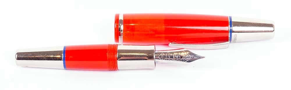 DELTA "ENZO FERRARI GREAT CHARACTERS" FOUNTAIN PEN: Description française: DELTA "ENZO FERRARI GREAT CHARACTERS" FOUNTAIN PEN Stylo à plume Montblanc collection Great Characters, "Enzo Ferrari", corps couleur rouge rosso. Plume taille M,