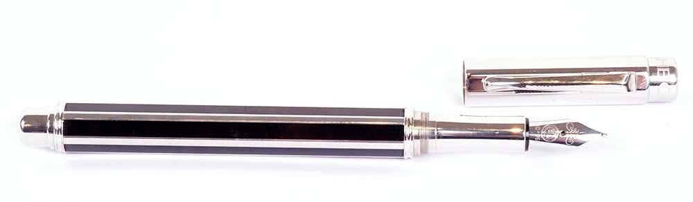CARAN D'ACHE "VARIUS CHINA BLACK" FOUNTAIN PEN: Description française: CARAN D'ACHE "VARIUS CHINA BLACK" FOUNTAIN PEN Stylo à plume Caran d'Ache "Varius China Black". Plume en or 18k, taille M, à cartouches. Sans boîte. English 