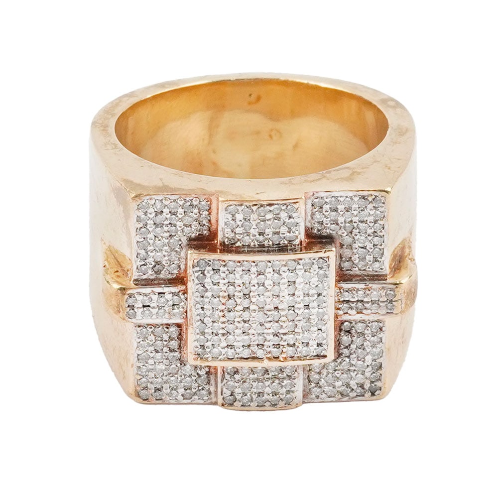 OR 10K, DIAMANTS / 10K, DIAMONDS: Description française: OR 10K, DIAMANTS / 10K, DIAMONDS Bahue en or jaune 10K sertoe de diamants pesant approximativement 1.30 ct, pureté: SI. Poids brut: 19.7 g Taiile: 9 US English