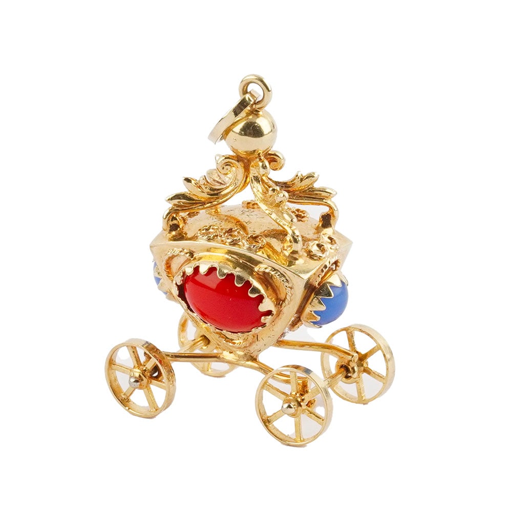 OR 14K / 14K GOLD: Description française: OR 14K / 14K GOLD Pendentif carrosse en or jaune 14K serti de pierres de couleur. Poids brut: 10.4 g Dimensions: 2.2 x 1.7 x 3.4 cm - 0.9 x 0.6 x 1.5" English Description: