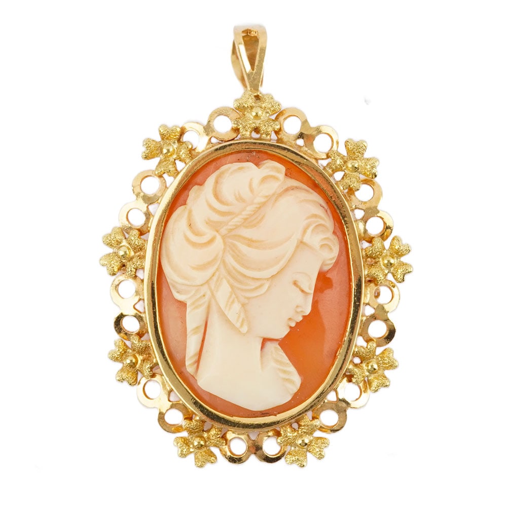 OR 18K / 18K GOLD: Description française: OR 18K / 18K GOLD Pendentif Camée en or jaune 18K représentant un profil d'une jeune femme. Poids brut: 11.2 g Dimensions: 4.2 x 3.3 cm - 1.7 x 1.25" English Desc