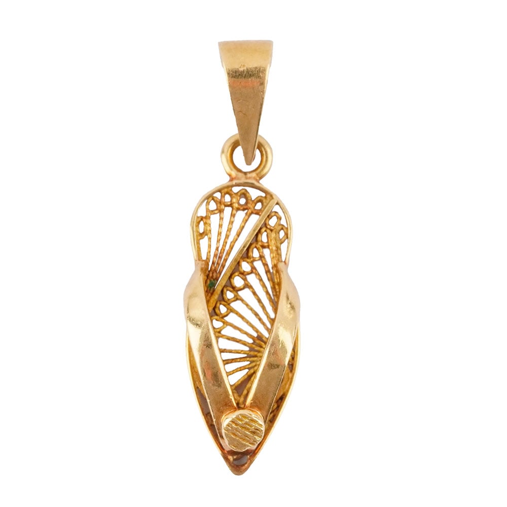 OR 18K / 18K GOLD: Description française: OR 18K / 18K GOLD Pendentif "Babouche"en or jaune 18K Poids brut: 2.2 g Dimensions: 3.0 x 0.8 cm - 1.2 x 0.3" English Description: 18K GOLD 18K Yellow Gold "Babouche" Penda