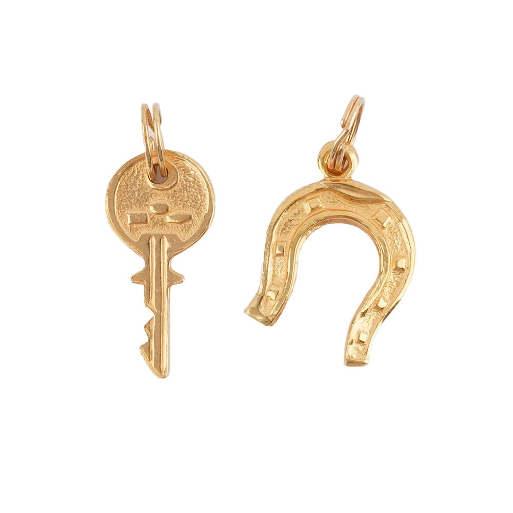 OR 18K / 18K GOLD: Description française: OR 18K / 18K GOLD Lot comprenant deux pendentif en or jaune 18K représentant " Fer à cheval" et "Clé" Poids brut: 2.5 g Dimensions: 2 x 1 cm - 0.75 x 0.4"