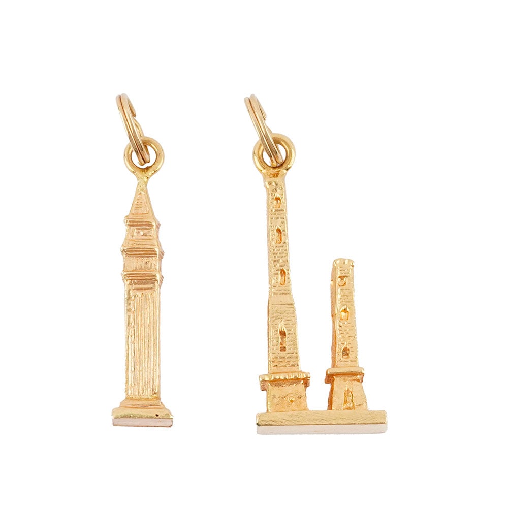 OR 18K / 18K GOLD: Description française: OR 18K / 18K GOLD Deux pendentifs en or jaune 18K représentant des monuments emblématiques. Poids brut: 5.5 g Dimensions: H: 3.0 cm - 1.25" English Description: