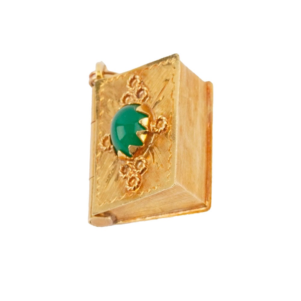 OR 18K / 18K GOLD: Description française: OR 18K / 18K GOLD Pendentif "Livre" en or jaune 18K serti de pierres vertes. Poids brut: 8.5 g Dimensions: 2 x 1.7 x 1 cm - 0.75 x 0.65 x 0.4" English Description: 18K