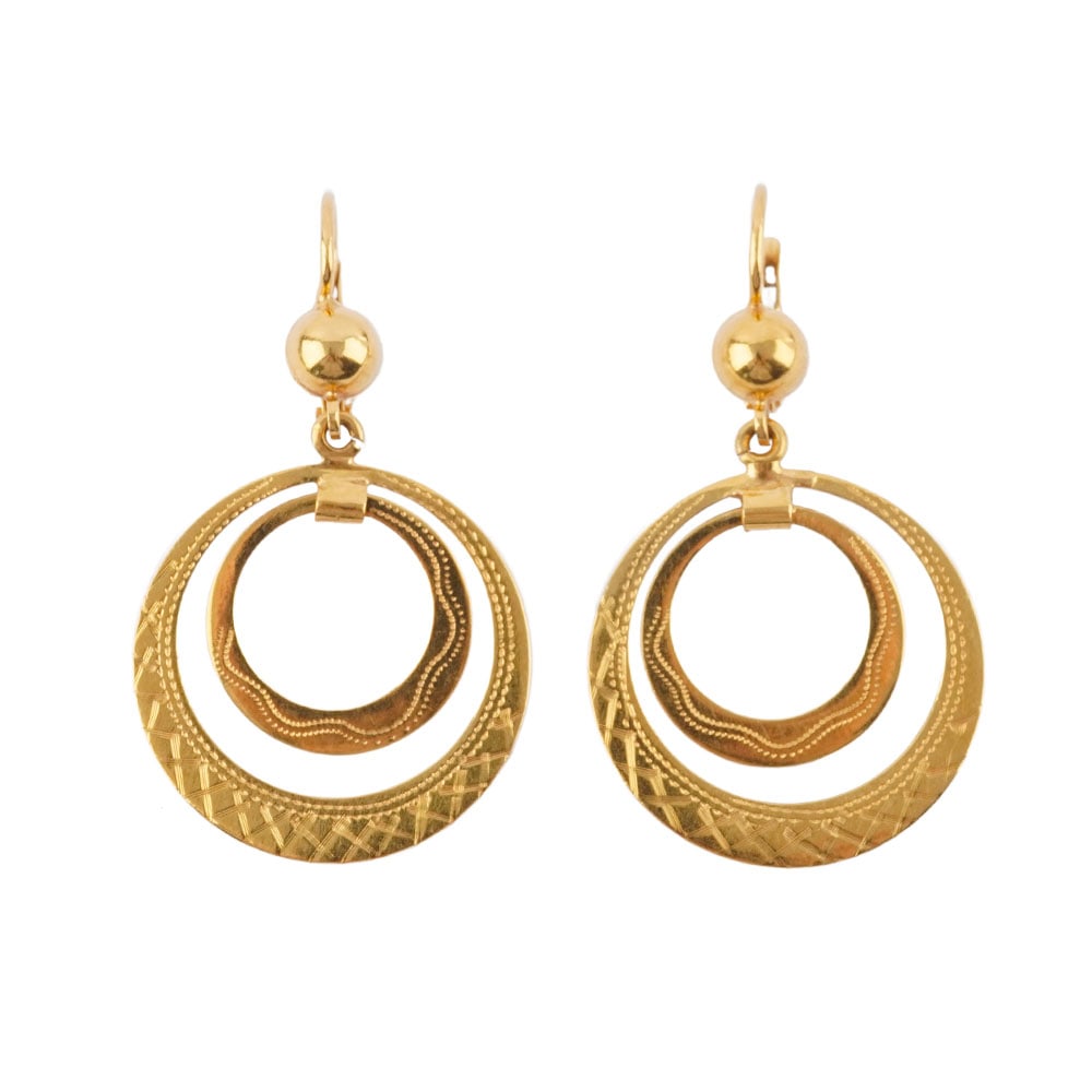 OR 18K /18K GOLD: Description française: OR 18K /18K GOLD Boucles d'oreilles pendantes en or jaune 18K à deux cerles Poids brut: 7.5 g Dimensions: 4.5 x 2.5 cm - 1.75 x 1" English Description: 18K GOLD 18K