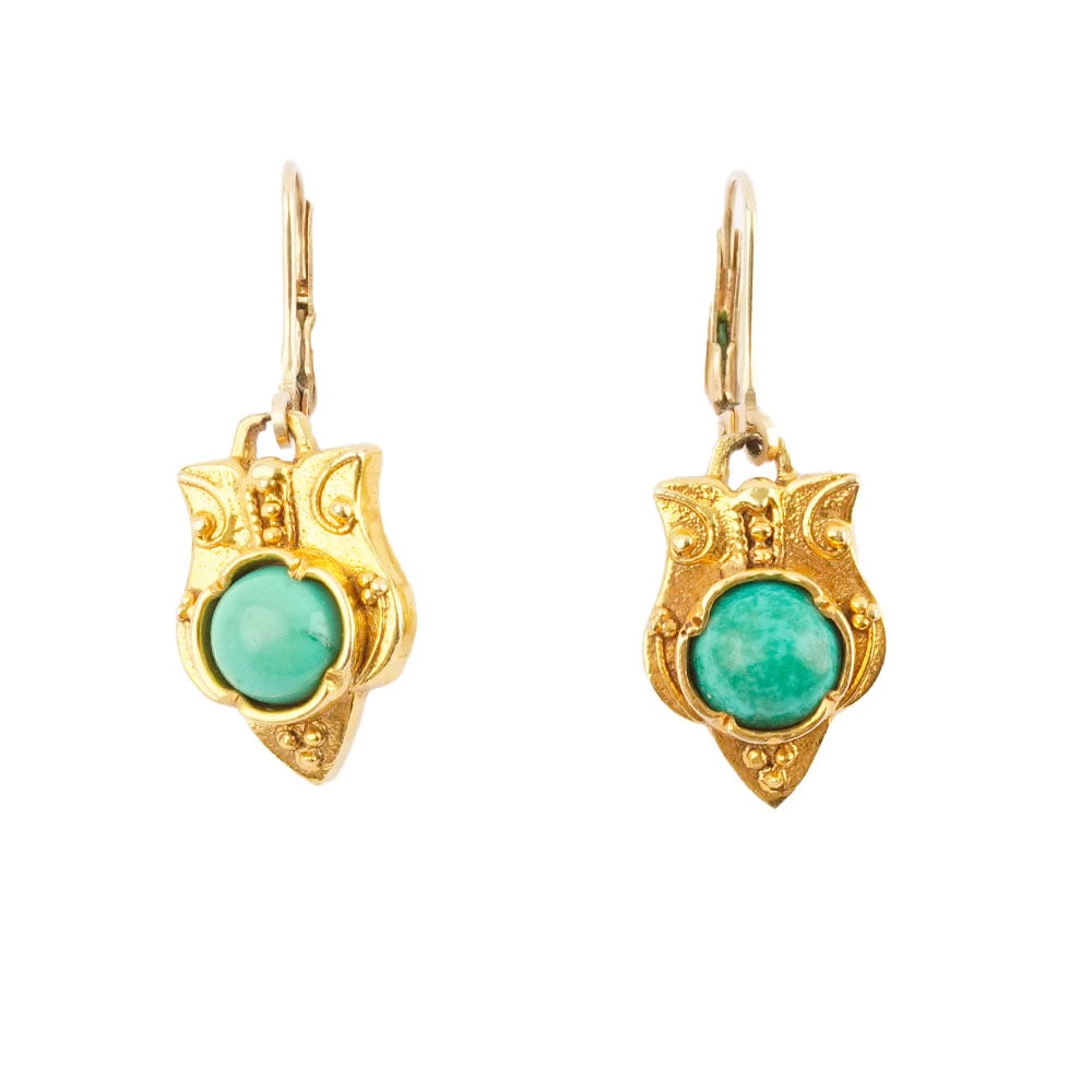 OR 14K /14K GOLD: Description française: OR 14K /14K GOLD Boucles d'oreilles pendantes en or jaune 14K serties de pierre verte. Poids brut: 4.1 g Dimensions: 2.8 x 1.0 cm - 1.2 x 0.4" English Description: 14K