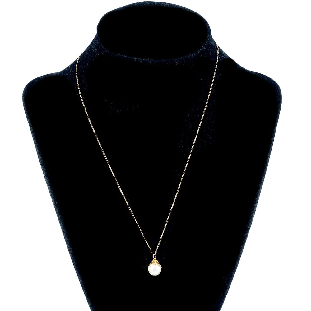 OR 14K /14K GOLD: Description française: OR 14K /14K GOLD Fine chaîne en or jaune 14K et pendentif serti d'une perle. Poids brut: 1.6 g Longueur: 43 cm - 17" English Description: 14K GOLD Fine 14K yellow gold