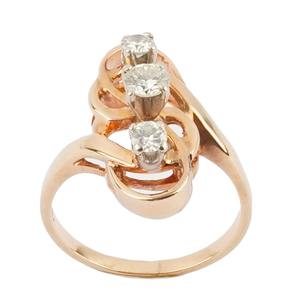 OR 14K, DIAMANTS / 14K, DIAMONDS: Description française: OR 14K, DIAMANTS / 14K GOLD, DIAMONDS Bague en or jaune 14K sertie de trois diamants pesant approximativement de 0.30 ct, 014ct et 0.11 ct Poids brut: 4.8 g Taille: 7 US