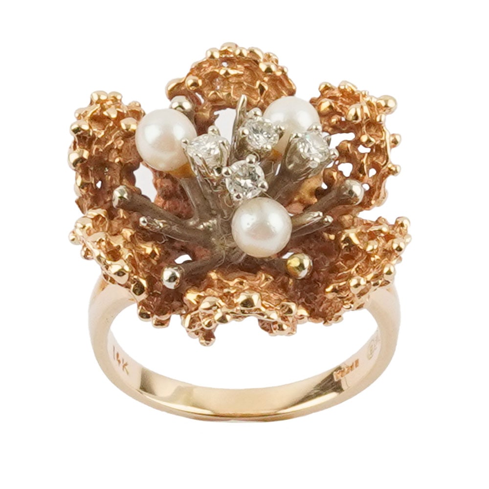 OR 14K, DIAMANTS / 14K, DIAMONDS: Description française: OR 14K, DIAMANTS / 14K GOLD, DIAMONDS Bague en or jaune 14K sertie de diamants pesant approximativement 0.21 ct au total et trois perles de 3.5 mm Poids brut: 9.0 g Taille: