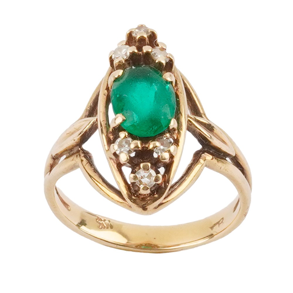 OR 14K, DIAMANTS / 14K, DIAMONDS: Description française: OR 14K, DIAMANTS / 14K GOLD, DIAMONDS Bague en or jaune 14K sertie d'une émeraude taille ovale et de diamants Poids brut: 4.4 g Taille: 6.75 US English Description: 14