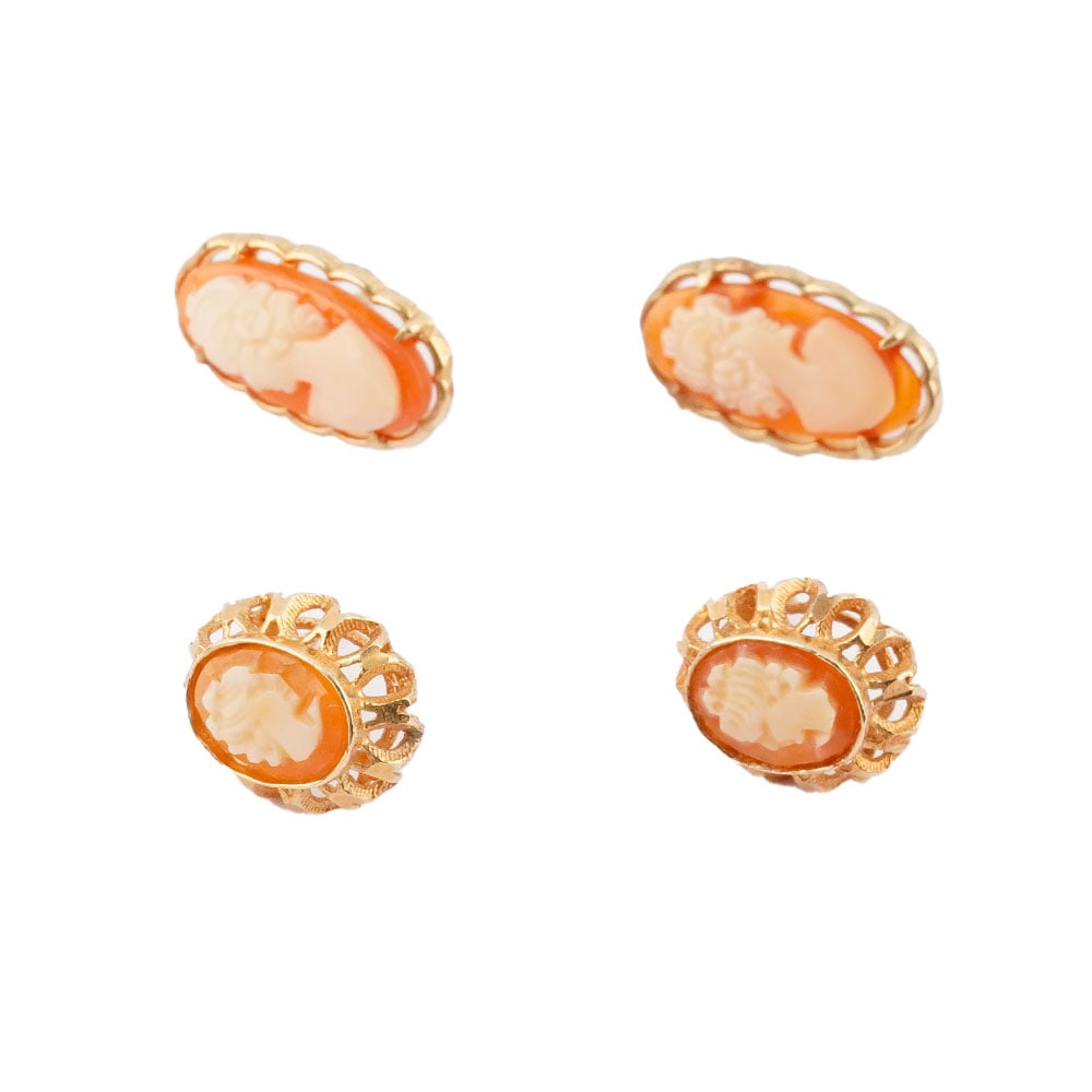 OR 10K / CAMEO: Description française: OR 10K / CAMEO Deux paires de boucles d'oreilles en or jaune 10K ornées de Camée. Poids brut: 4.0 g English Description: 10K GOLD / CAMEO Two pairs of 10K yellow
