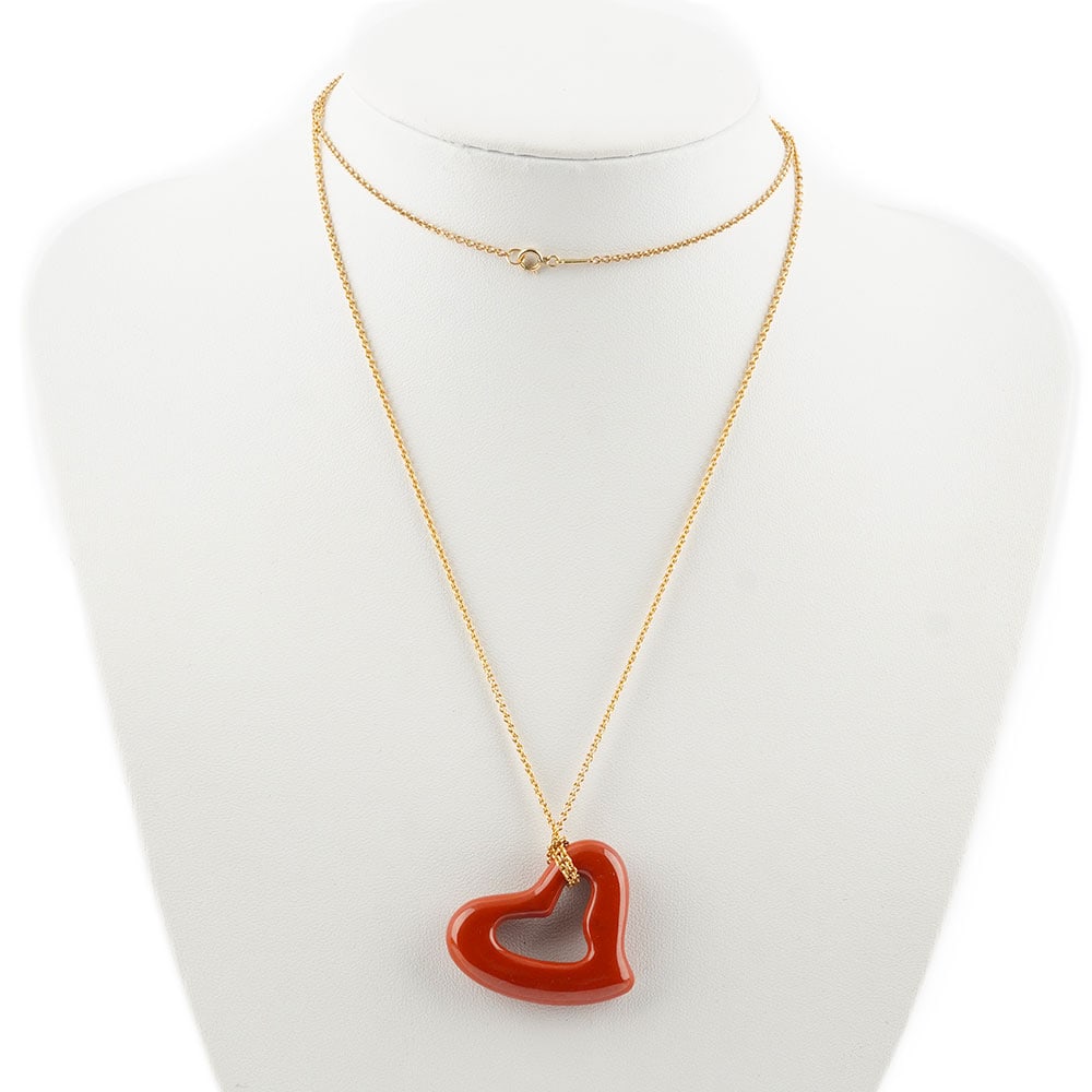 ELSA PERETTI- TIFFANY: Description française: ELSA PERETTI- TIFFANY & Co Collier Elsa Peretti pour Tiffany & Co composé d'une chaine en or jaune 18K et pendentif "Cœur" Signé: "Tiffany & Co", "Peretti"