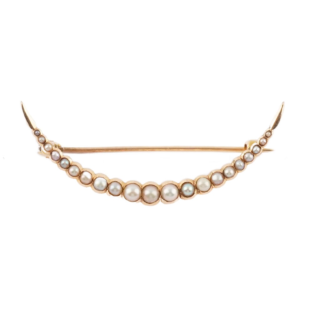 14K GOLD, PERLES / 14K GOLD, PEARLS: Description française: 14K GOLD, PERLES / 14K GOLD Broche "Lune Croissante" en jaune 14K sertie de perles. Poids brut: 2.3 g Dimensions: 4 0 x 1.2 cm - 1.75 x 0.5" English Description: 14K GOLD,