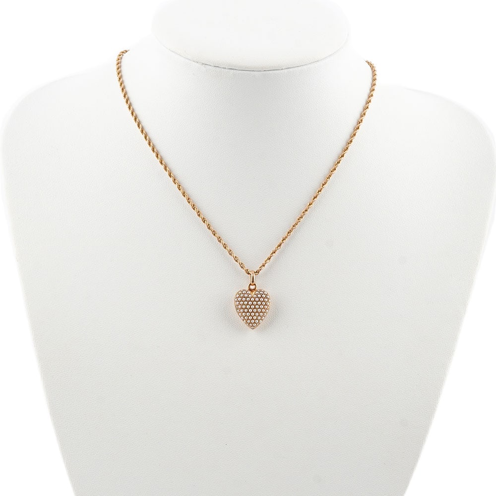 OR 14K, 10K / 14K, 10K GOLD: Description française: OR 14K, 10K / 14K, 10K GOLD Pendentif victorien " Cœur " en or jaune 14K serti de petites perles. Chaîne en or 10K à maille torsadée. Poids brut: 9.0 g 