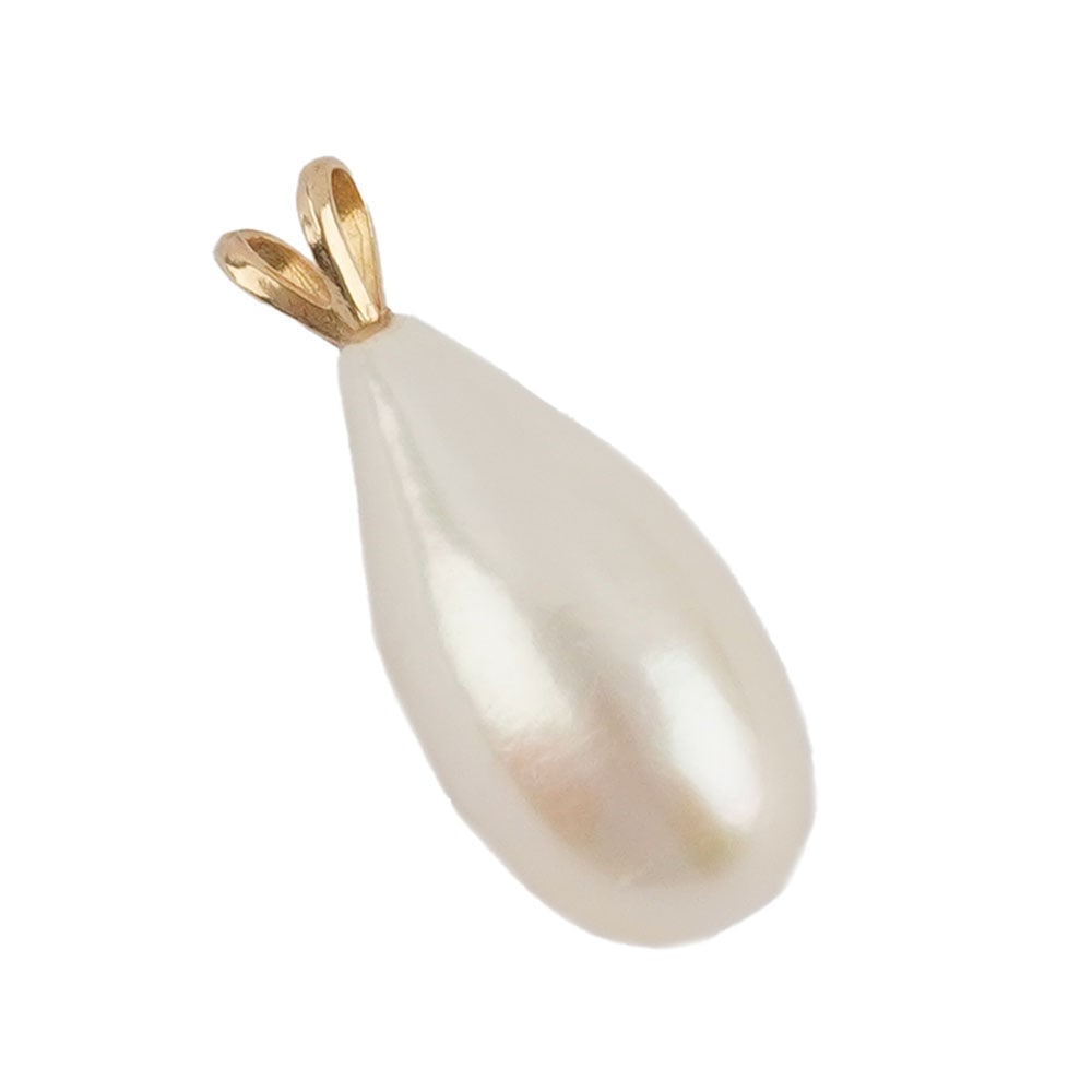 OR 14K, PERLE / 14K, PEARL: Description française: OR 14K, PERLE / 14K GOLD, PEARL Pendentif en or jaune 14K sertie d'une perle d'eau douce en forme de goute mesurant 17 mm environ. Poids brut: 1.8 g English Description: