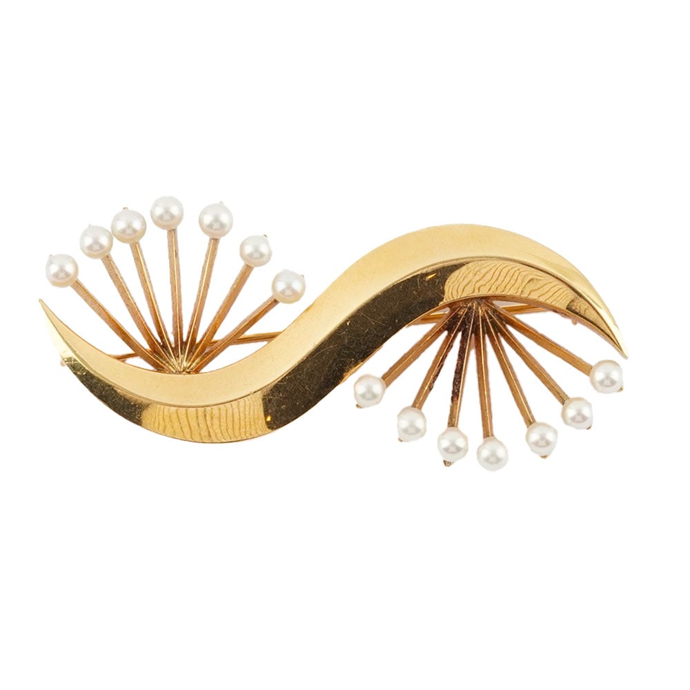 DELRUE, Georges (1920-2010): Description française: DELRUE, Georges (1920-2010) Broche ajourée en or jaune 18K sertie de perles de 3.2 mm environ Signée: "Delrue", "18K" Poids brut: 11.9 g Dimensions: 6 x 2.5 cm - 