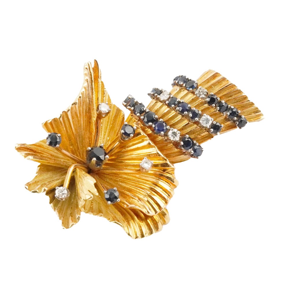 OR 18K / 18K GOLD: Description française: OR 18K / 18K GOLD Broche de style Art Déco en or jaune 18K sertie de saphirs naturels pesant approximativement 0.85 ct et pierres brillantes. Poids brut: 25.7 g Englis