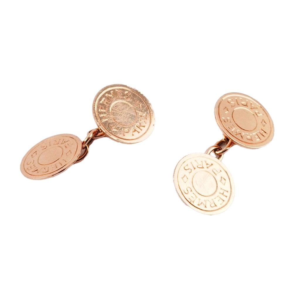 HERMÈS Boutons de manchette: Description française: HERMÈS Boutons de manchette Hermès en or rose 10K. Poids brut: 5.3 g Boîte Hermès English Description: HERMÈS Hermès cufflinks in 10K rose gol