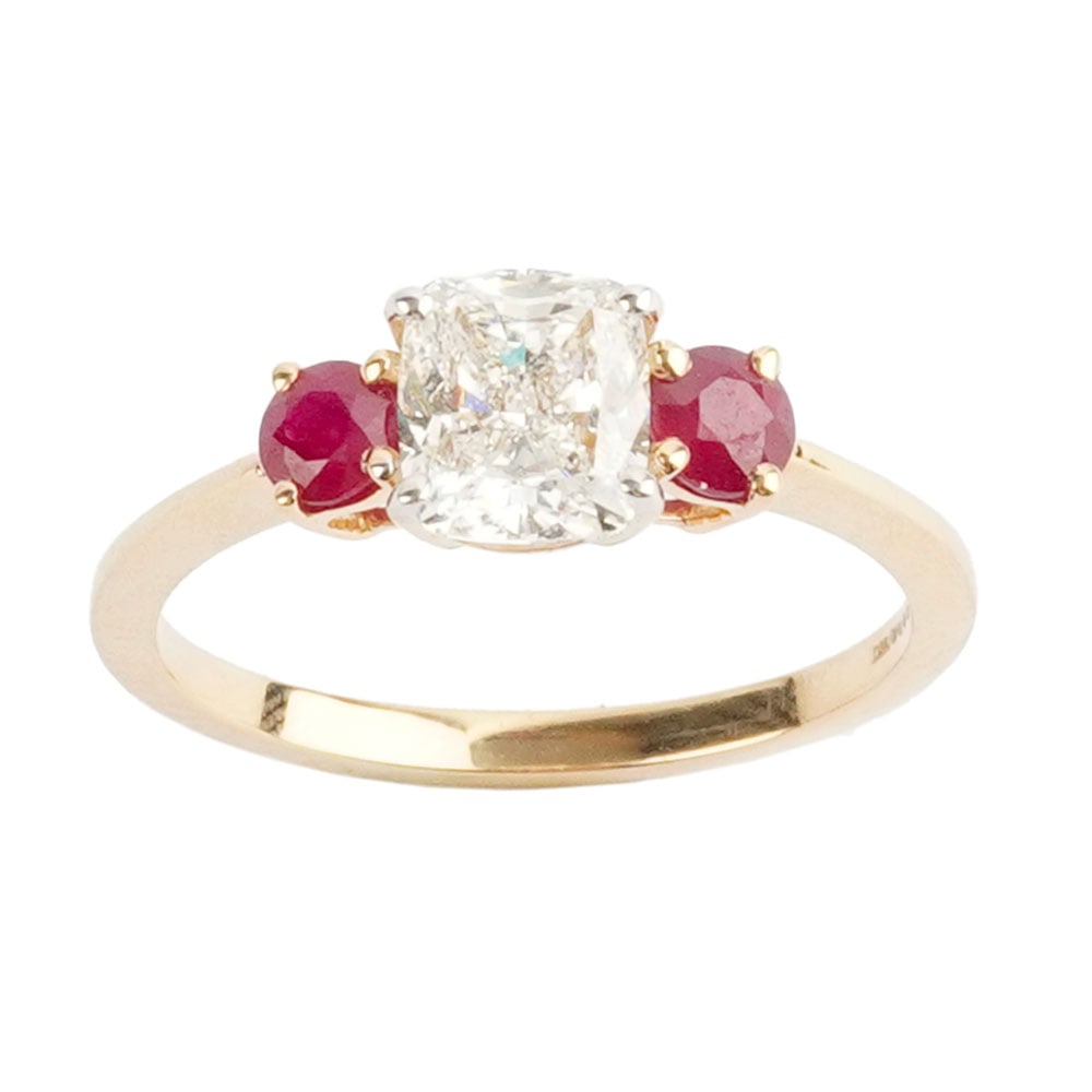 OR 18K, DIAMANT 1.12ct, RUBIE / 18K GOLD, DIAMOND, RUBY: Description française: OR 18K, DIAMANT 1.12ct, RUBIE / 18K GOLD, DIAMOND, RUBY Bague en or janue 18K sertie d'un diamant taille coussin pesant approximativement 1.12 ct, pureté: VS2, couleur