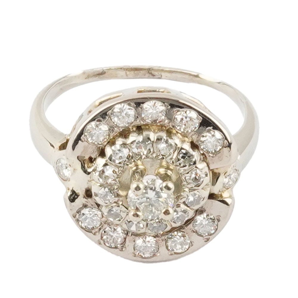 OR 14K, DIAMANTS / 14K, DIAMONDS: Description française: OR 14K, DIAMANTS / 14K GOLD, DIAMONDS Bague en or blanc 14K sertie de diamant taille rond brillant pesant approximativement 1.20 ct au total, pureté: couleur: Poisa