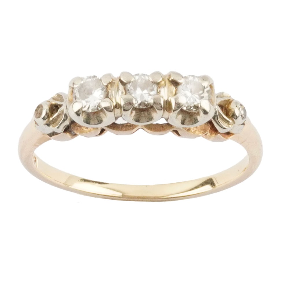 OR 14K, DIAMANTS / 14K, DIAMONDS: Description française: OR 14K, DIAMANTS / 14K GOLD, DIAMONDS Bague en or jaune et blanc 14K sertie de 3 diamants taille rond brillant pesant approximativement 0.30 ct au total, pureté: