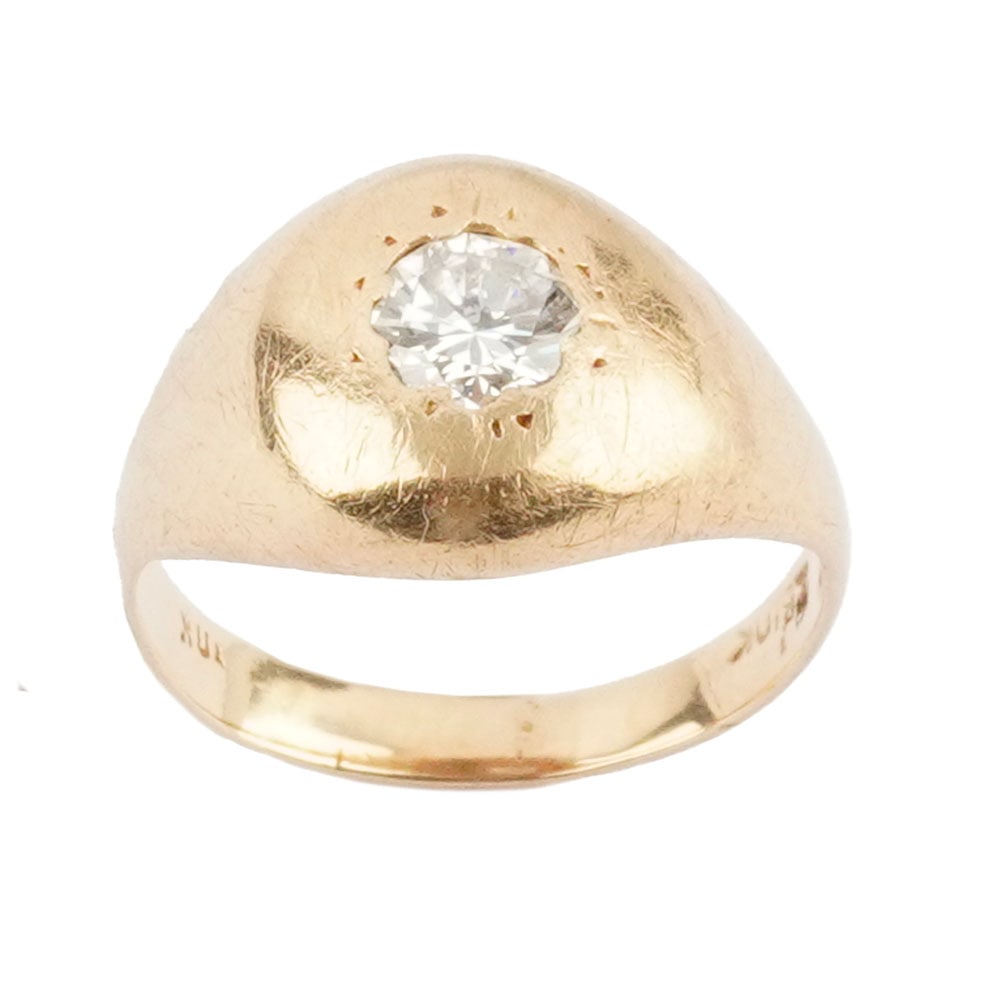 OR 10K, DIAMANT / 10K GOLD, DIAMOND: Description française: OR 10K, DIAMANT / 10K GOLD, DIAMOND Chevalière en or jaune 10K sertie d'un diamant taille rond berillant pesant approximativement 0.20 ct Poisa brut: 1.9 g Taille: 3