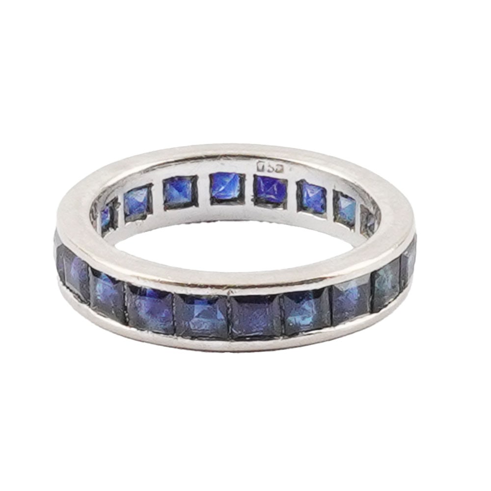 OR 18K, SAPHIRS / 18K GOLD, SAPPHIRES: Description française: OR 18K, SAPHIRS / 18K GOLD, SAPPHIRES Bague en or blanc 18K entierement sertie de saphirs. Poids brut: 5.8 g Taille: 7.5 US English Description: 18K GOLD, SAPPHIRES 18K