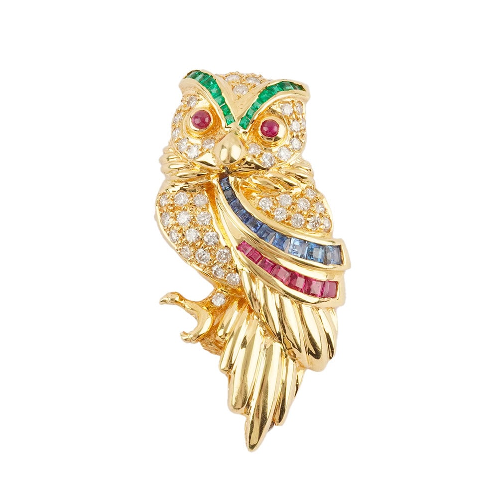 OR 18K, RUBIS, ÉMERAUDES, SAPHIRS, DIAMANTS / 18K GOLD, GEMS: Description française: OR 18K, RUBIS, ÉMERAUDES, SAPHIRS, DIAMANTS Broche- pendentif "Hibou" en or jaune 18K serti de diamants, rubis, émeraude, saphirs. Poids brut: 14.0 g Dimensions: